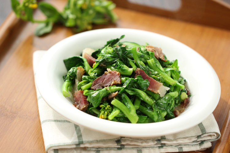 腊肉炒白菜苔步骤7