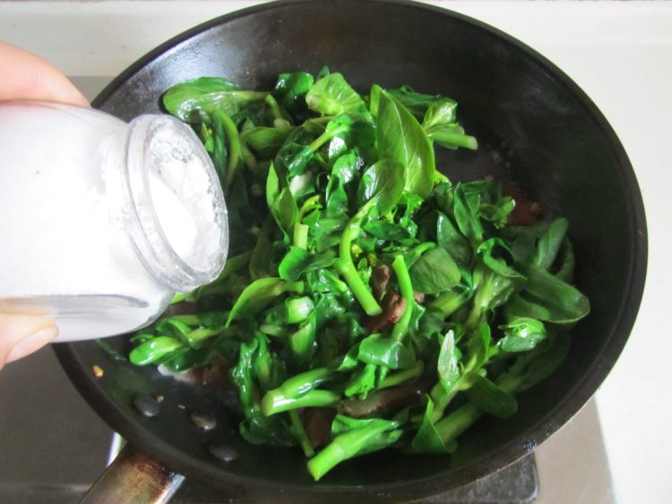 腊肉炒白菜苔步骤5