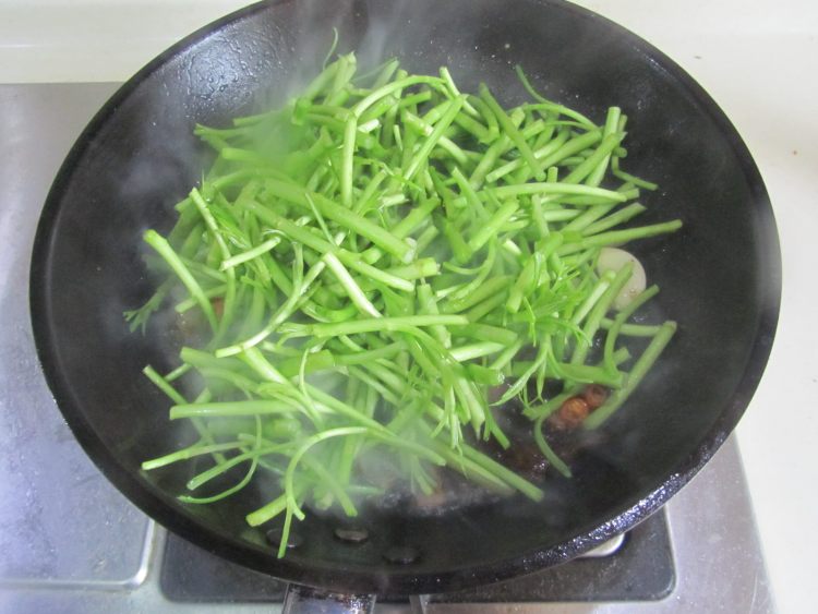 腊肉炒泥蒿步骤5