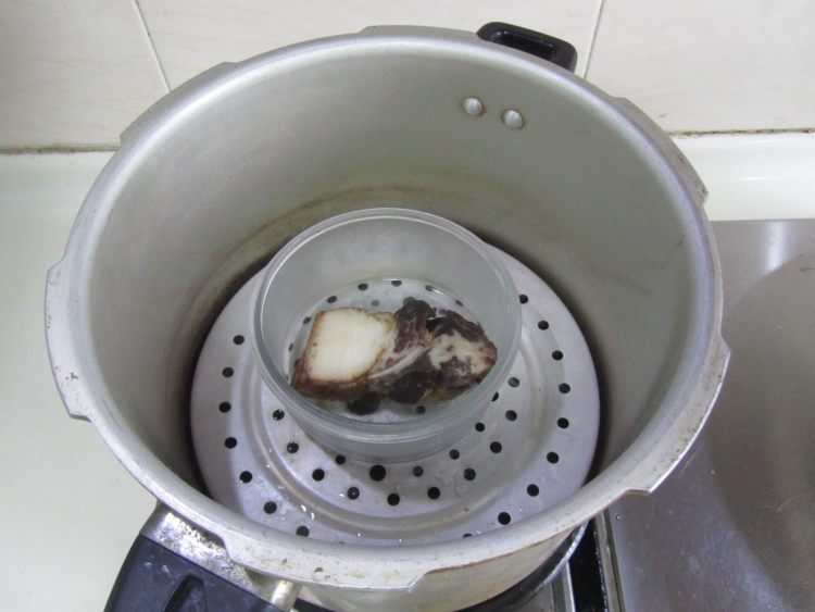 腊肉炒泥蒿步骤1