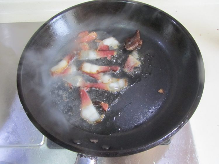 腊肉炒泥蒿步骤3