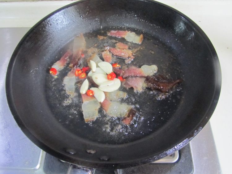 腊肉炒泥蒿步骤4