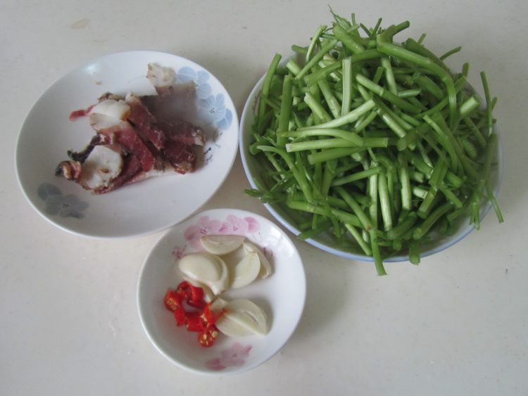 腊肉炒泥蒿步骤2