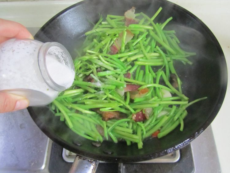 腊肉炒泥蒿步骤6