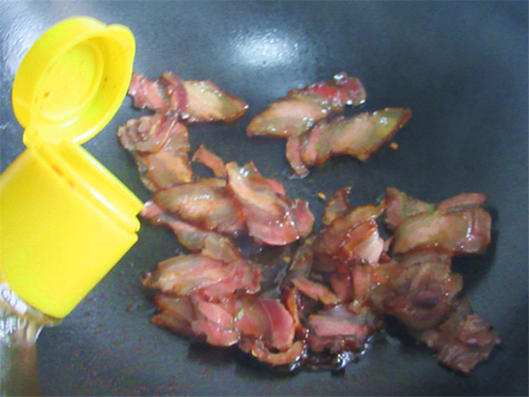 腊肉炒蚕豆步骤4