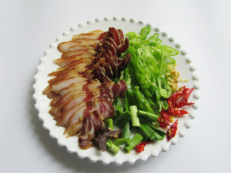 腊肉炒蚕豆步骤2