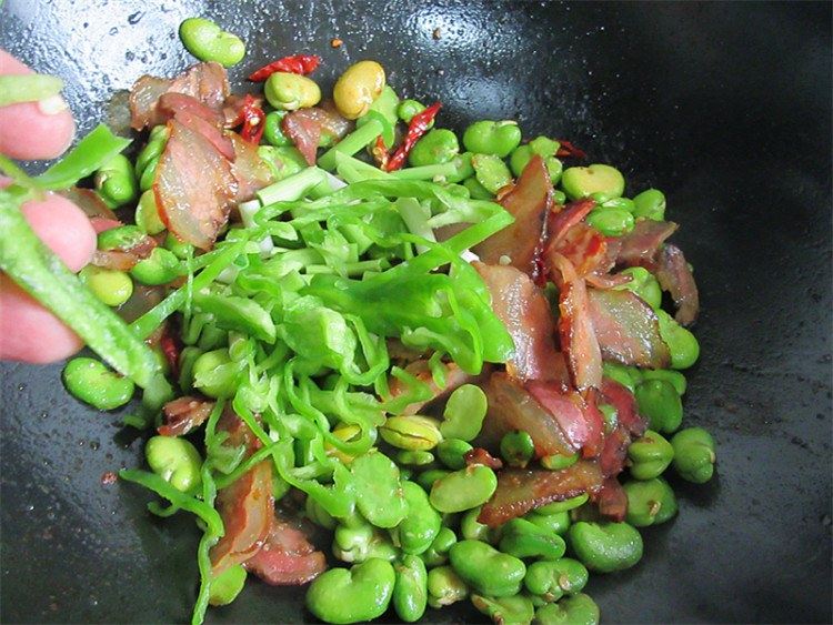 腊肉炒蚕豆步骤6