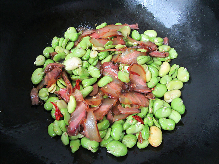 腊肉炒蚕豆步骤5