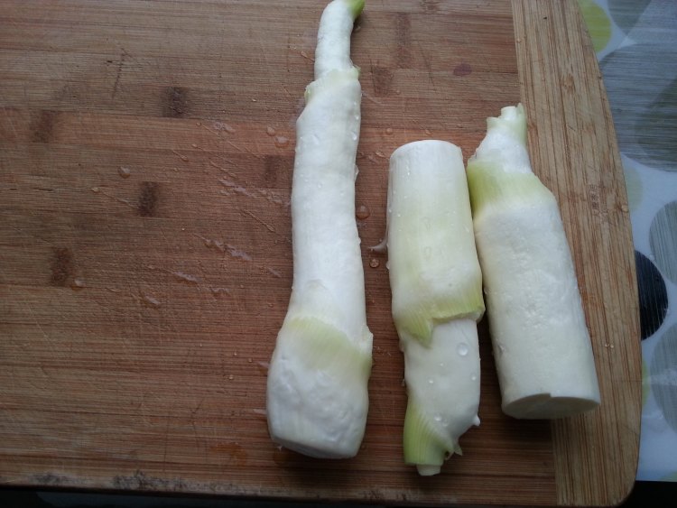 腊肉炒茭白步骤1