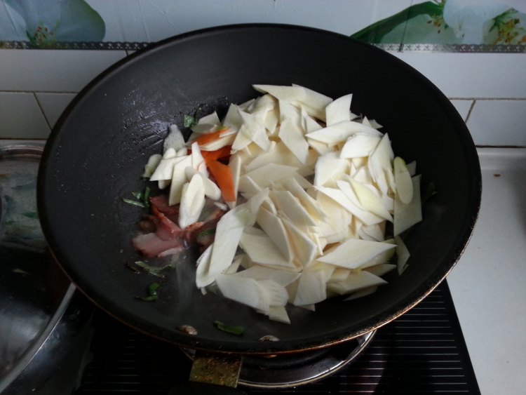 腊肉炒茭白步骤7