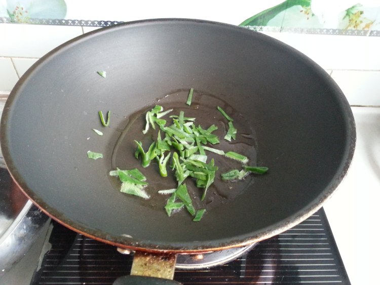 腊肉炒茭白步骤5