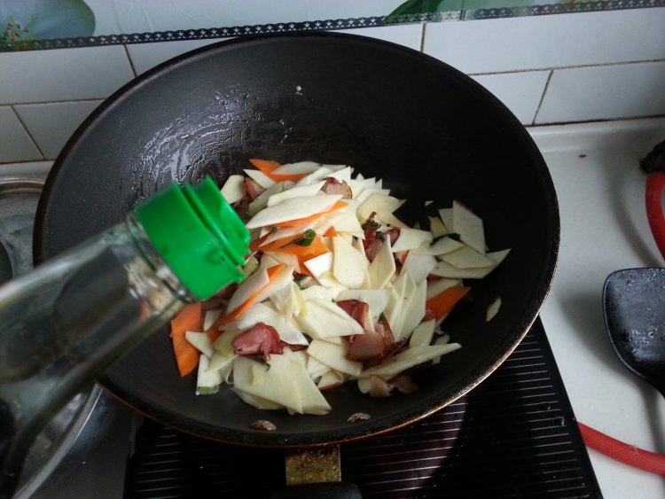 腊肉炒茭白步骤8