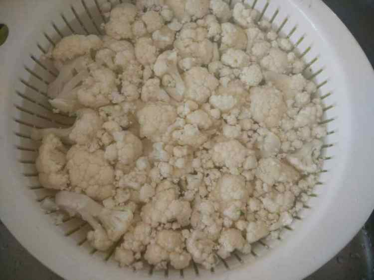 腊肉炒菜花步骤2