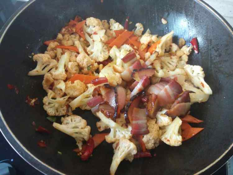 腊肉炒菜花步骤8