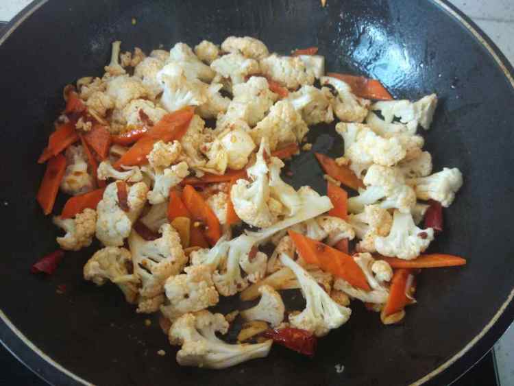 腊肉炒菜花步骤7