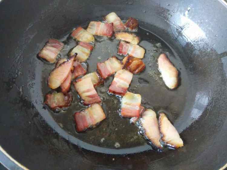 腊肉炒菜花步骤4