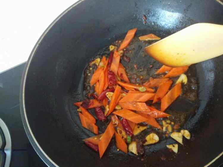 腊肉炒菜花步骤6