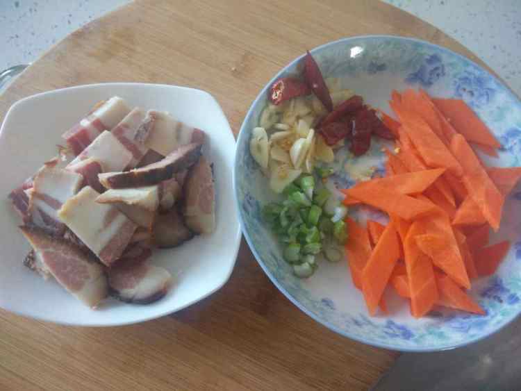腊肉炒菜花步骤3