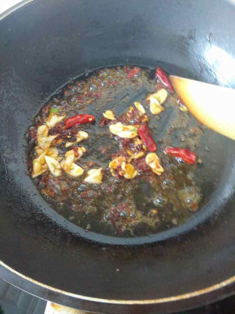 腊肉炒菜花步骤5