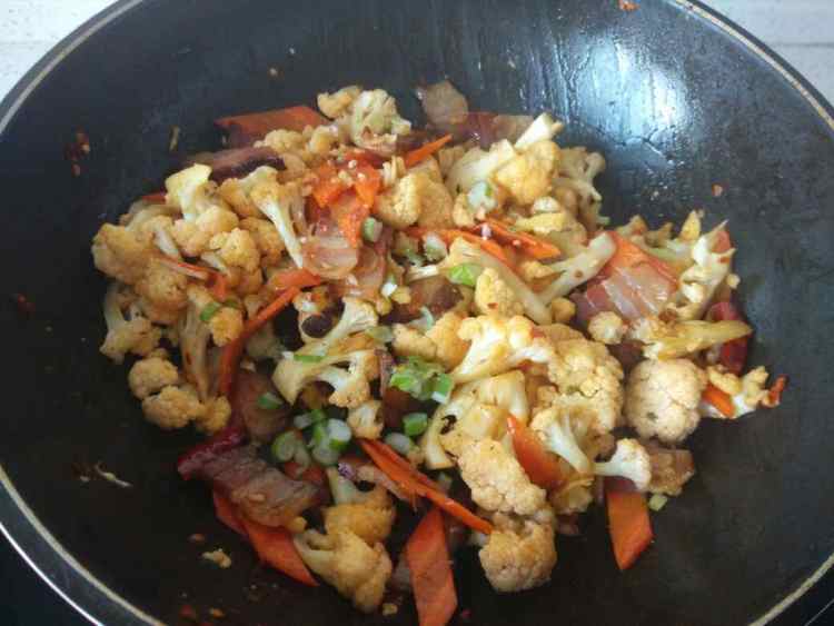 腊肉炒菜花步骤10