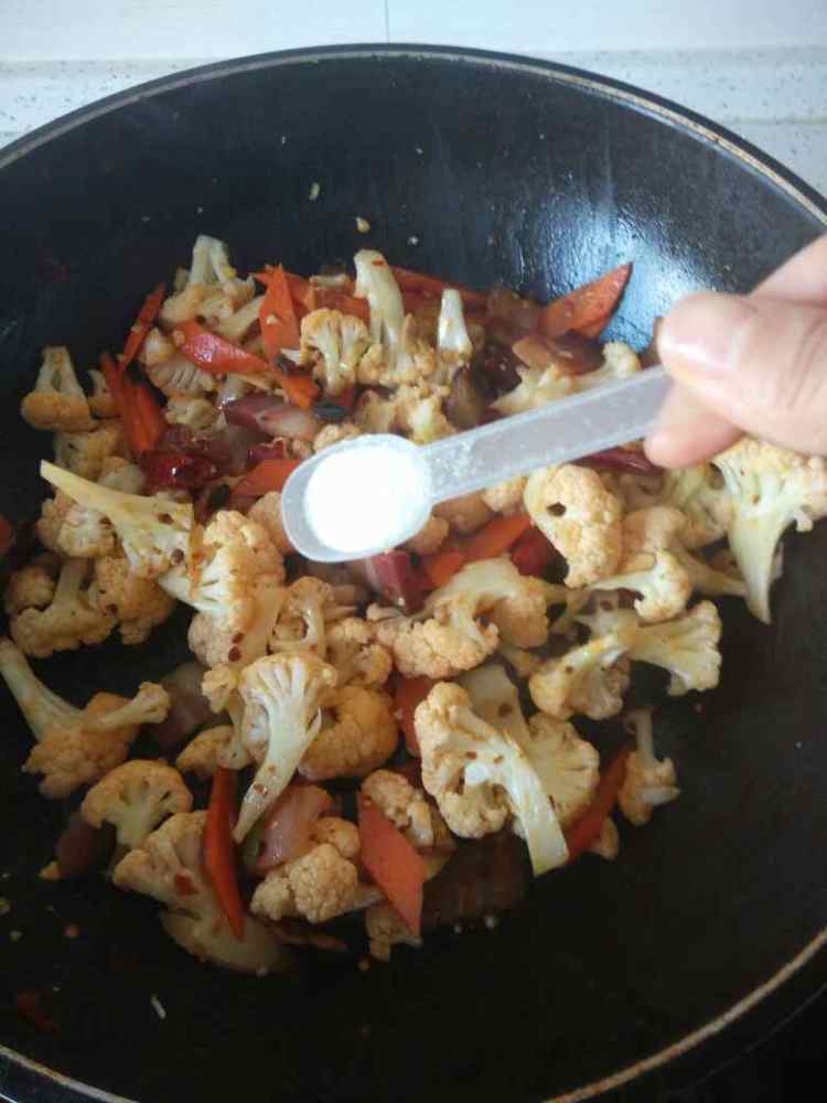 腊肉炒菜花步骤9