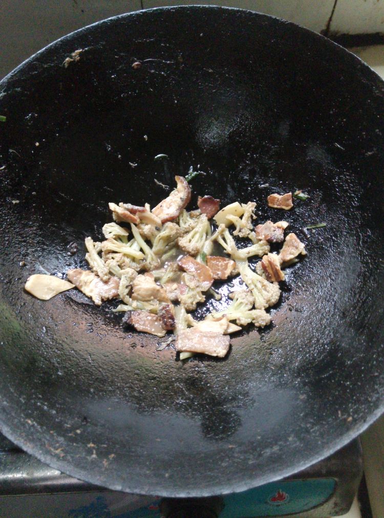 花菜炒杏鲍菇步骤1