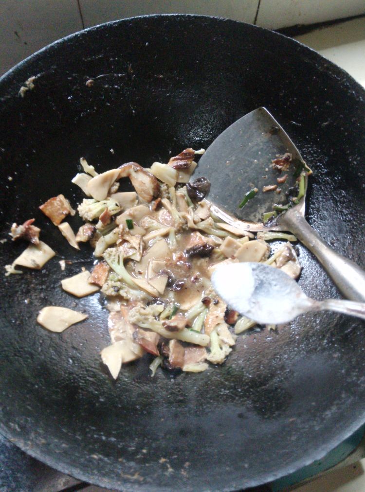 花菜炒杏鲍菇步骤3