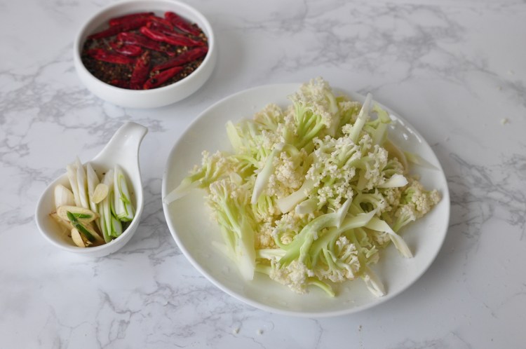 腊肉煸菜花步骤3