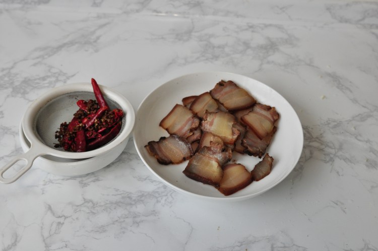 腊肉煸菜花步骤5