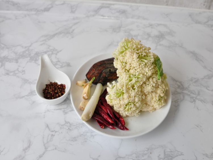 腊肉煸菜花步骤1