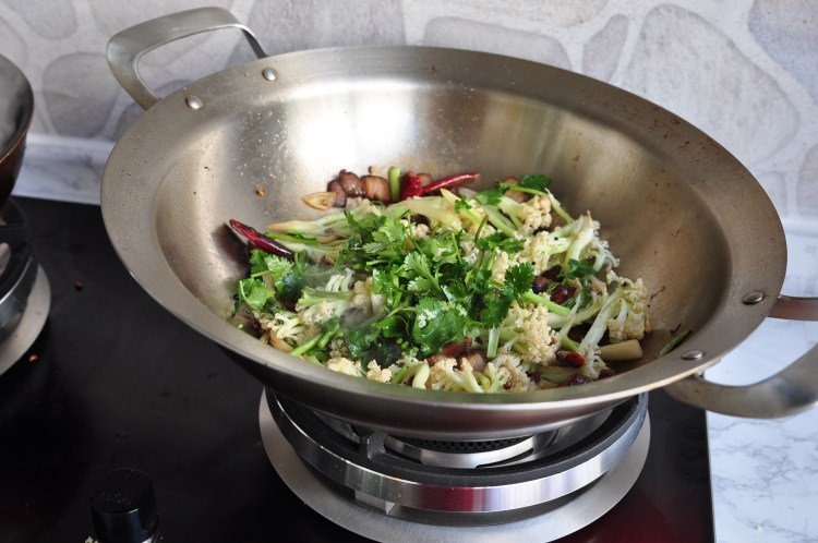 腊肉煸菜花步骤9