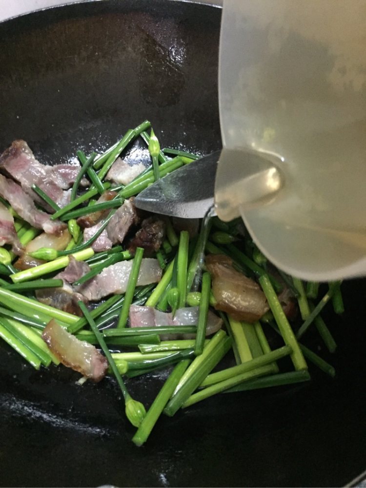 韭菜苔炒腊肉步骤5