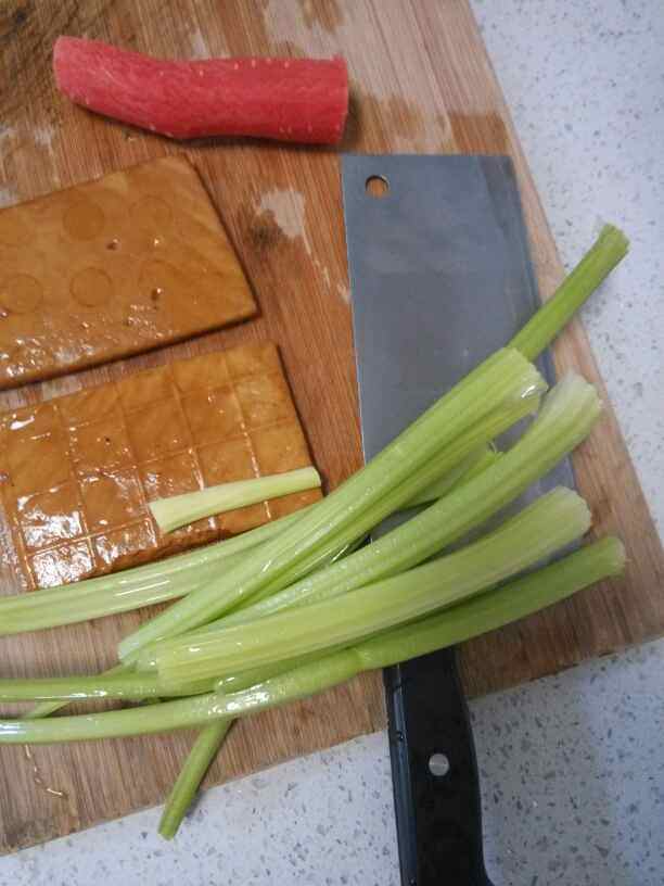 芹菜豆干炒腊肉步骤1