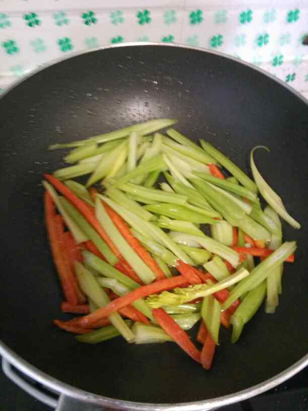 芹菜豆干炒腊肉步骤6