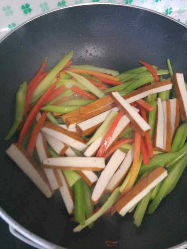 芹菜豆干炒腊肉步骤7