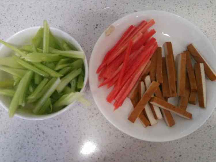 芹菜豆干炒腊肉步骤2