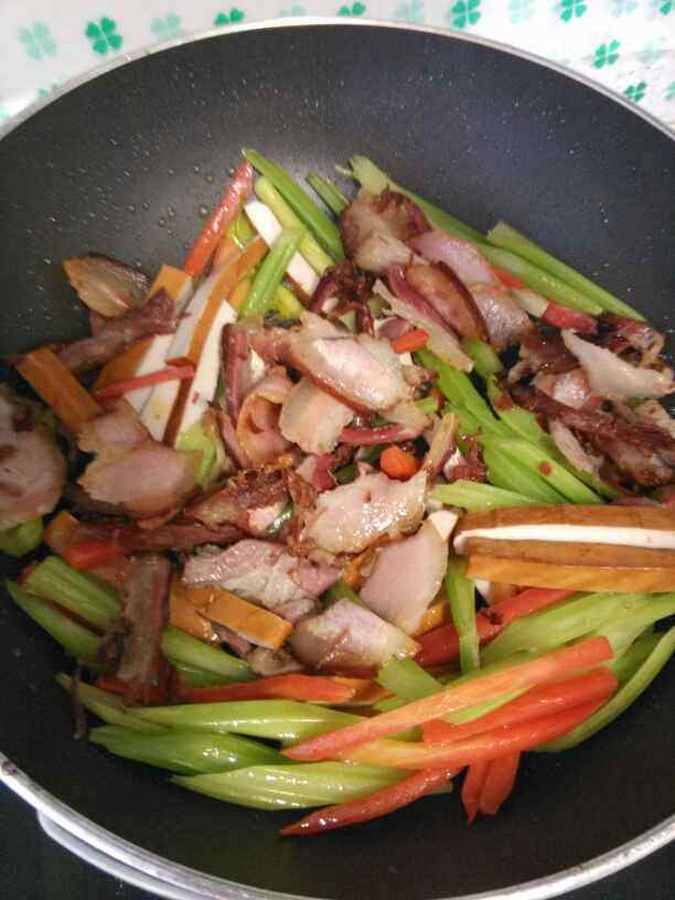 芹菜豆干炒腊肉步骤8