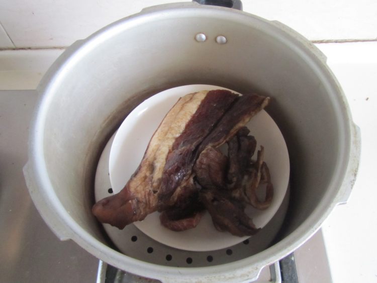 腊肉炒手撕包菜#本味步骤1