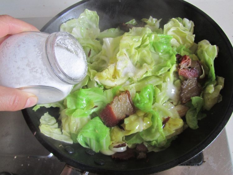 腊肉炒手撕包菜#本味步骤6