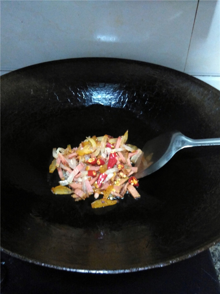 蒜薹炒腊肉#本味家乡步骤6