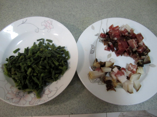蔫豆角炒腊肉#本味家步骤5
