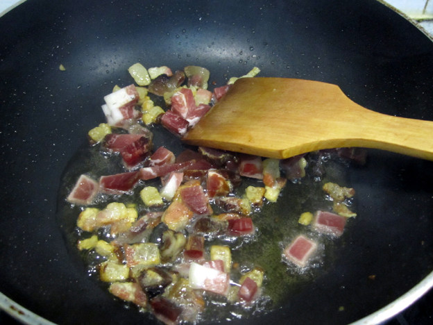 蔫豆角炒腊肉#本味家步骤6