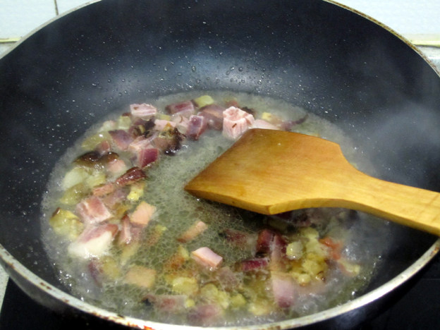 蔫豆角炒腊肉#本味家步骤7