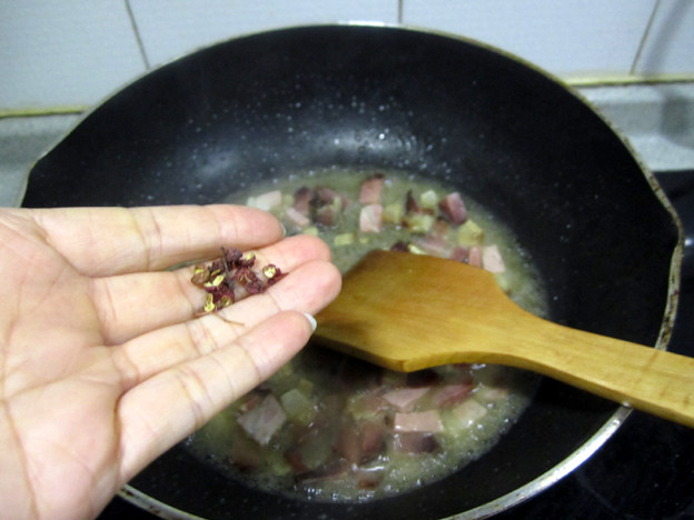 蔫豆角炒腊肉#本味家步骤8