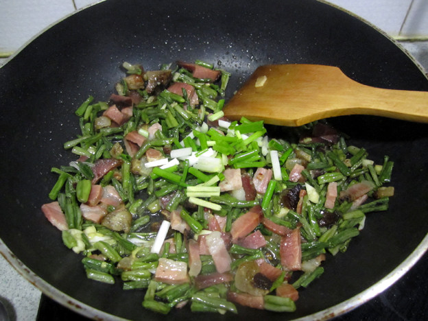 蔫豆角炒腊肉#本味家步骤11