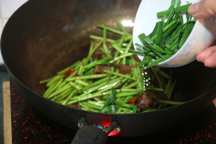 藜蒿炒腊肉#本味家乡步骤10