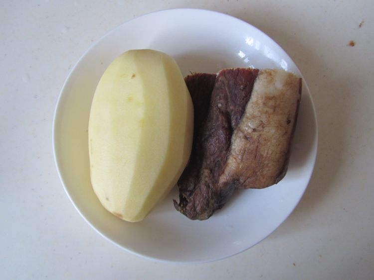 土豆蒸腊肉步骤1