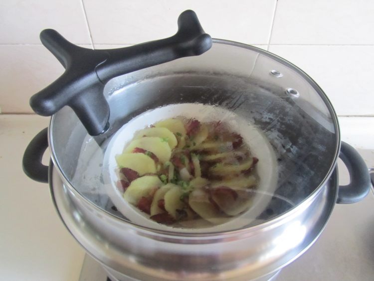 土豆蒸腊肉步骤6