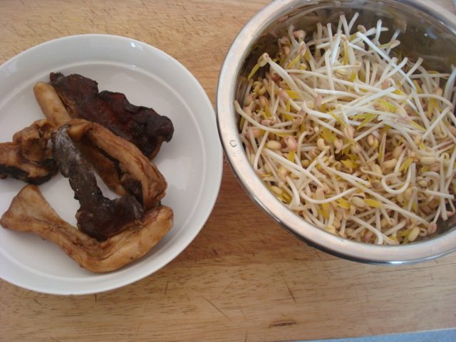 腊肉炒绿豆芽步骤1
