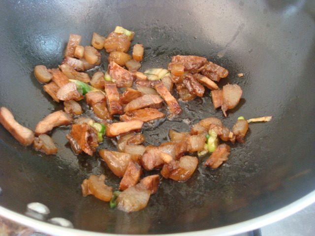 腊肉炒绿豆芽步骤5